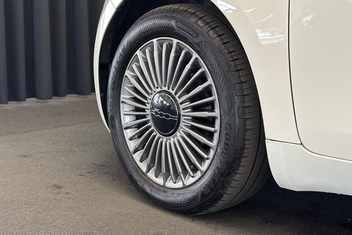 Hvid Fiat 500e fra 2023