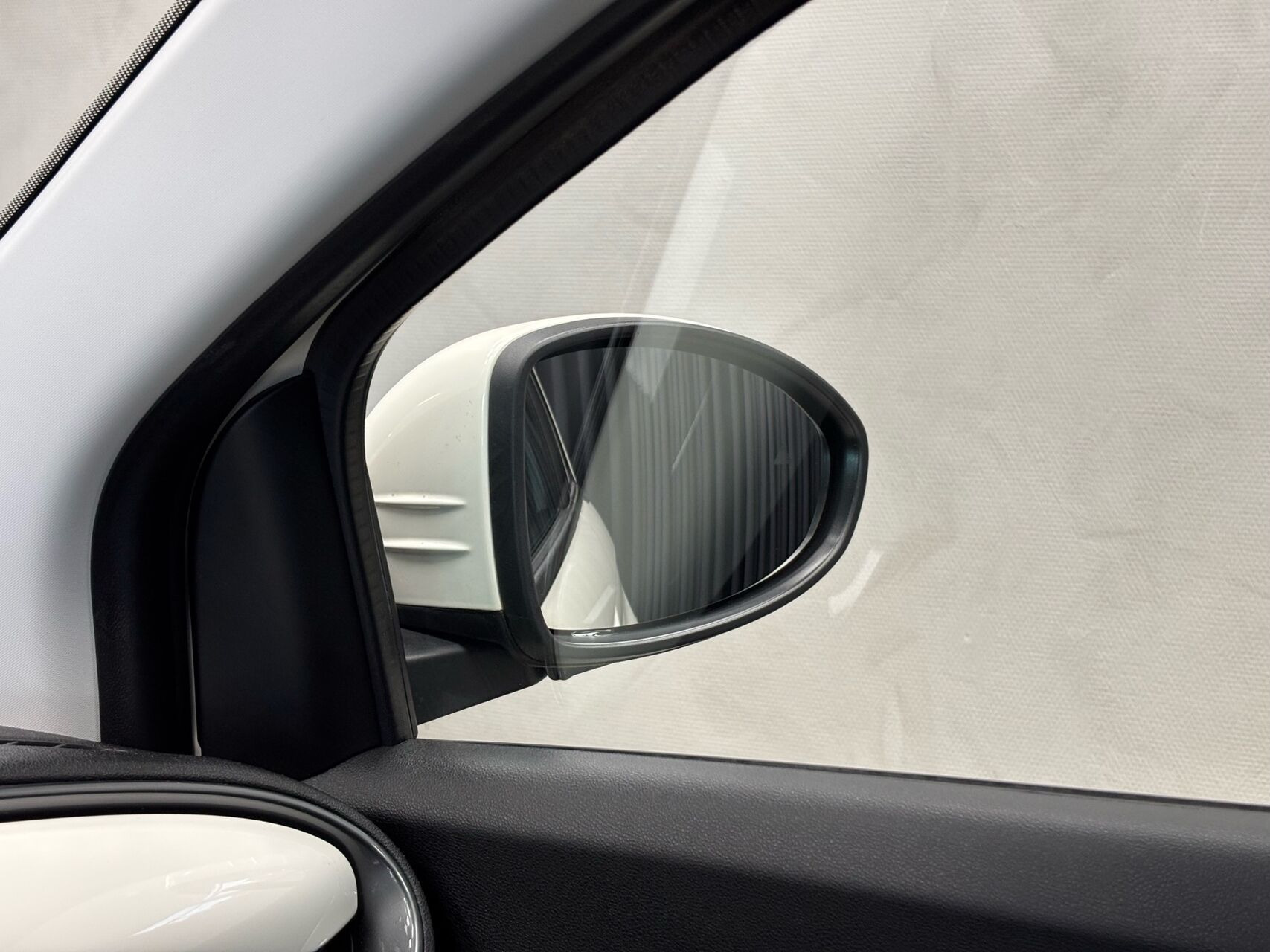 Hvid Fiat 500e fra 2023