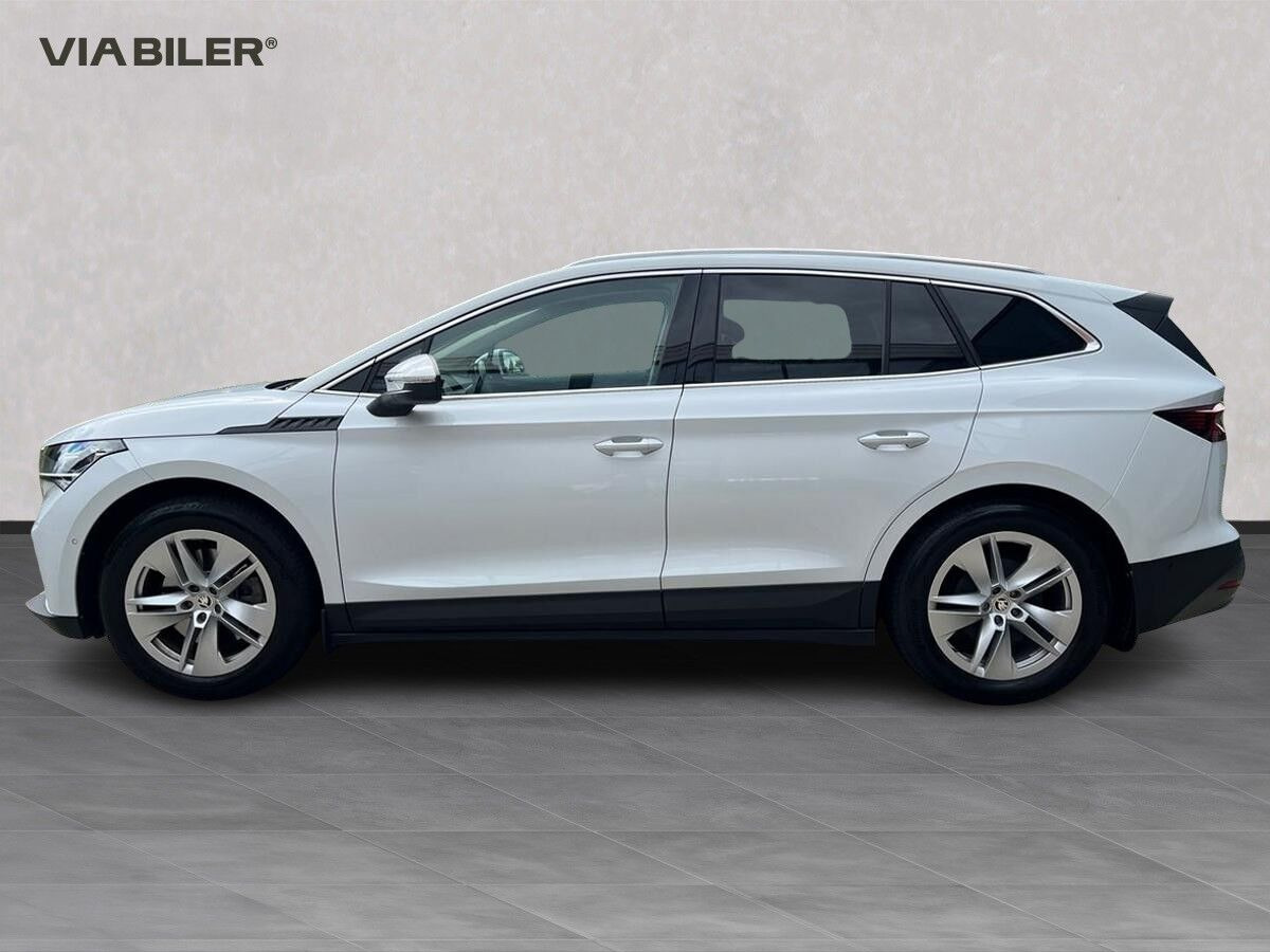 Hvid Skoda Enyaq fra 2022