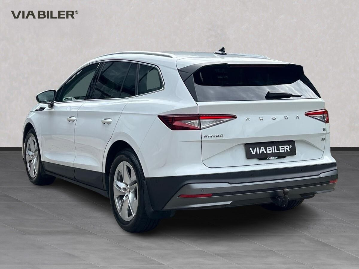 Hvid Skoda Enyaq fra 2022