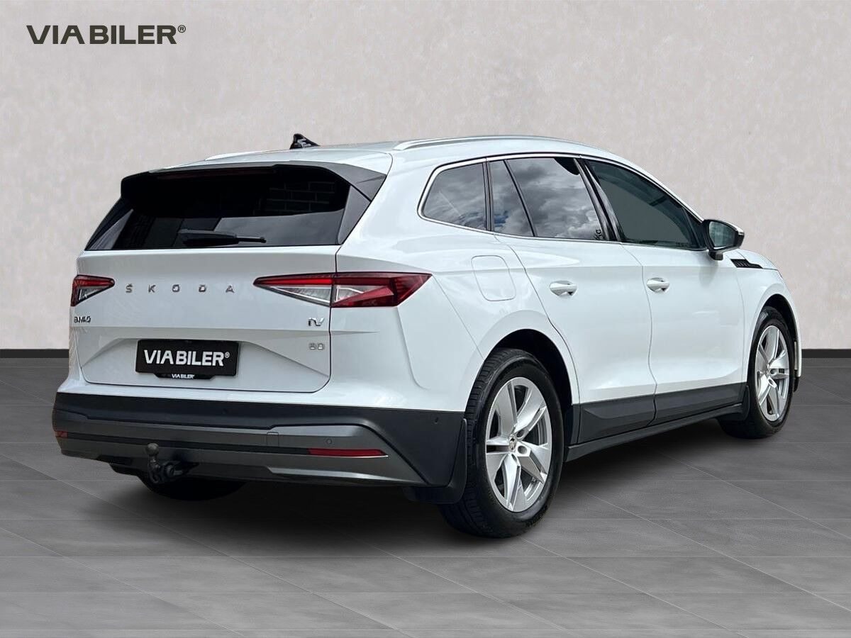 Hvid Skoda Enyaq fra 2022