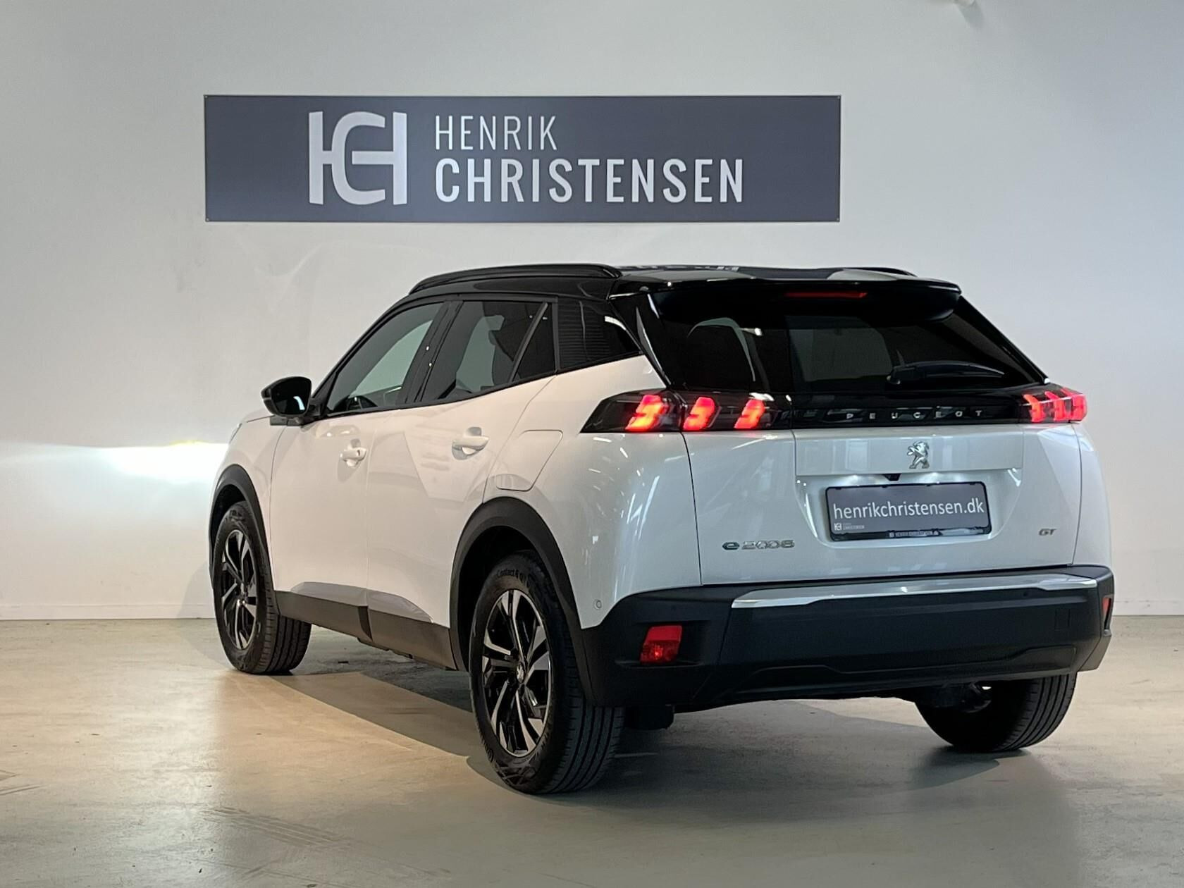 Hvid Peugeot e-2008 fra 2023