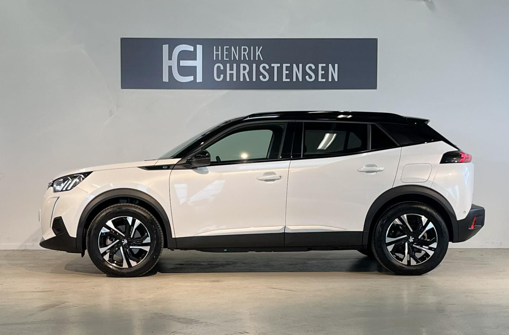 Hvid Peugeot e-2008 fra 2023