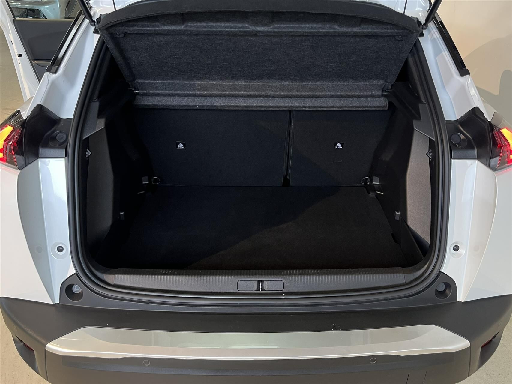 Hvid Peugeot e-2008 fra 2023