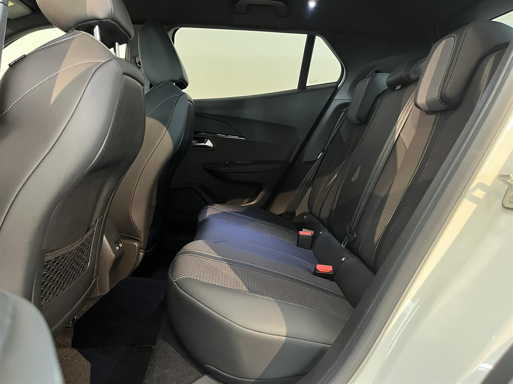 Hvid Peugeot e-2008 fra 2023