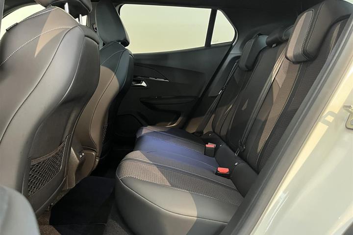 Hvid Peugeot e-2008 fra 2023