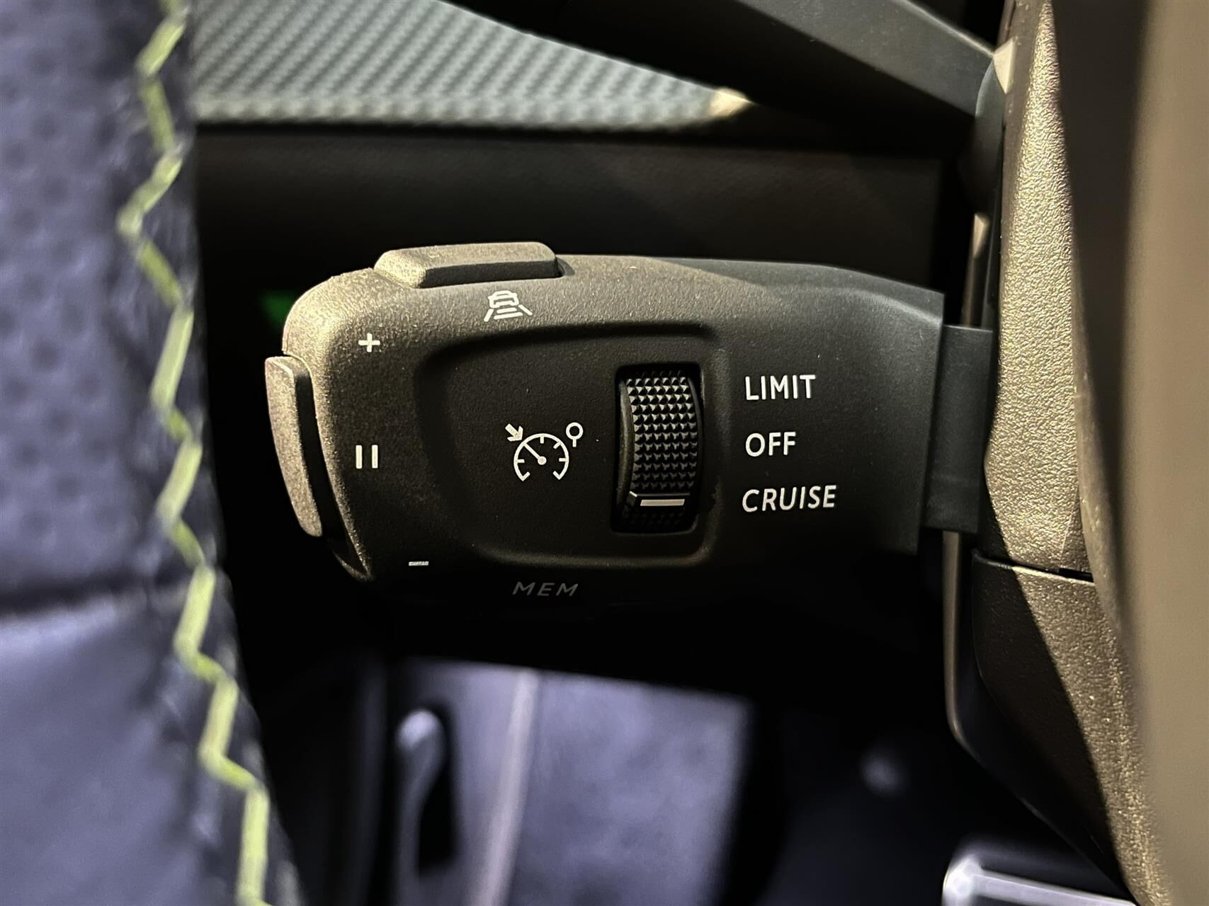 Hvid Peugeot e-2008 fra 2023