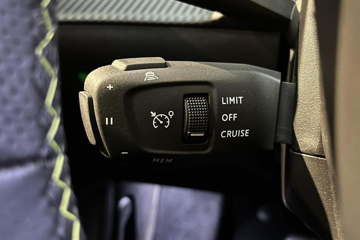Hvid Peugeot e-2008 fra 2023