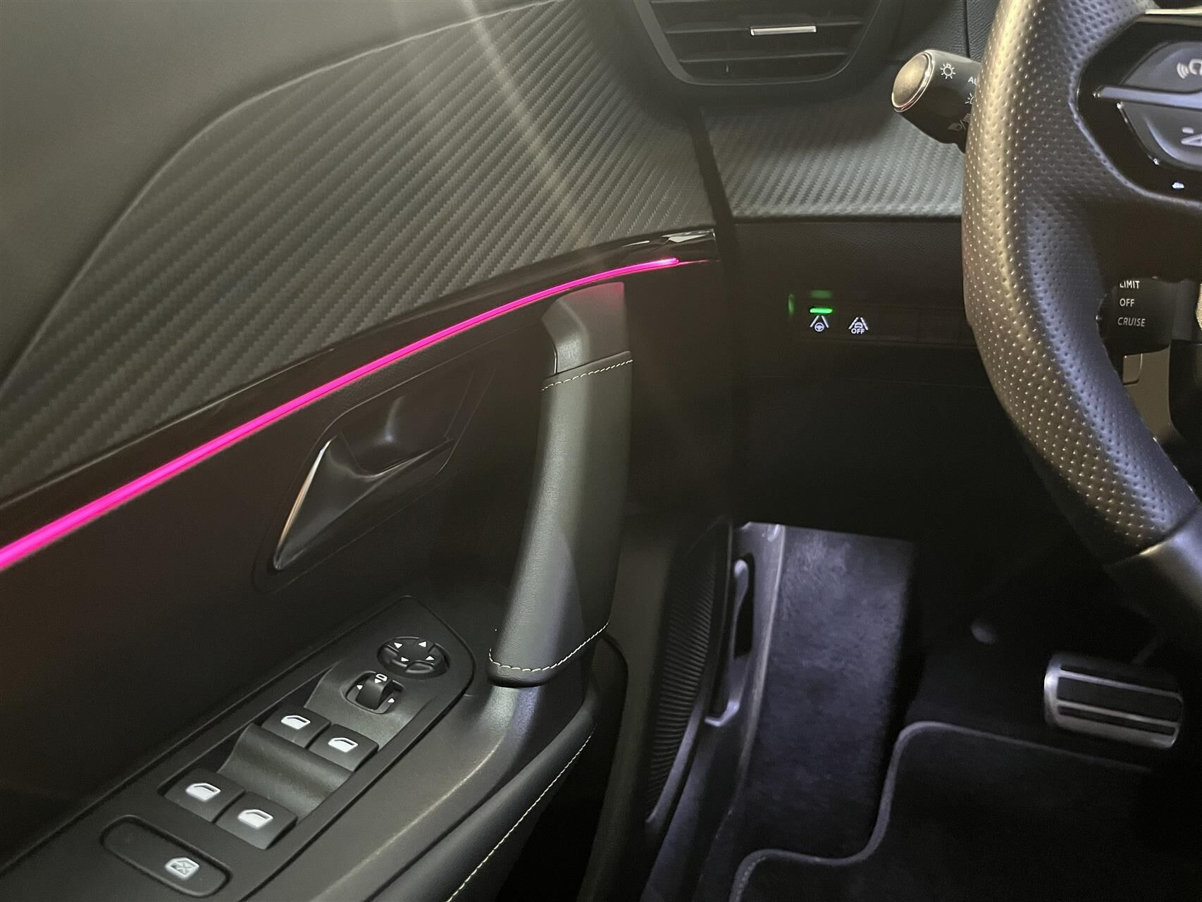 Hvid Peugeot e-2008 fra 2023