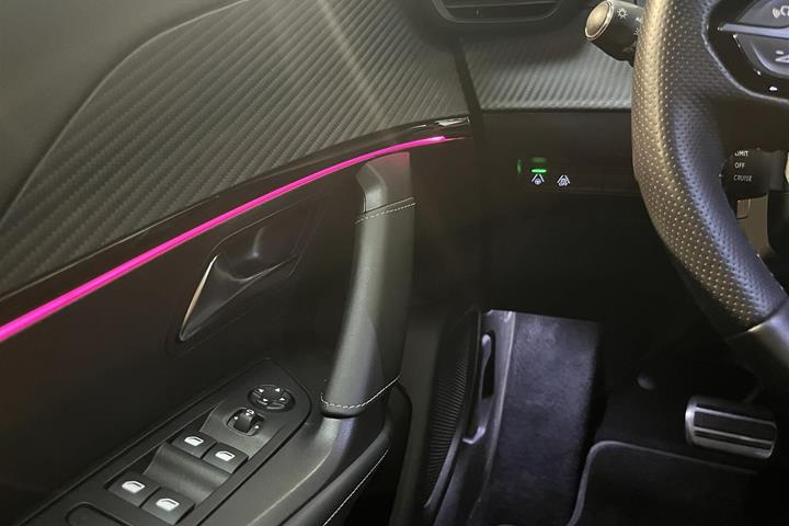 Hvid Peugeot e-2008 fra 2023