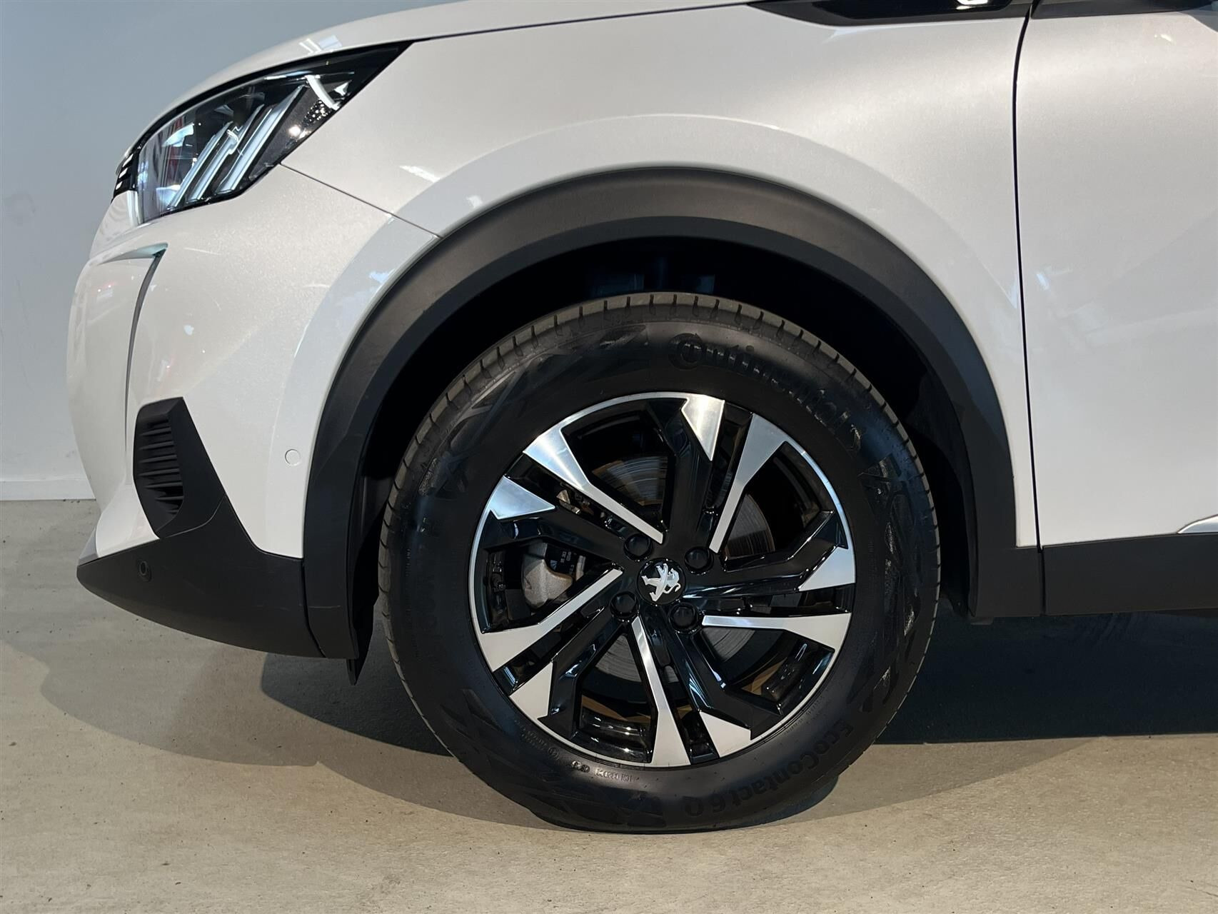 Hvid Peugeot e-2008 fra 2023