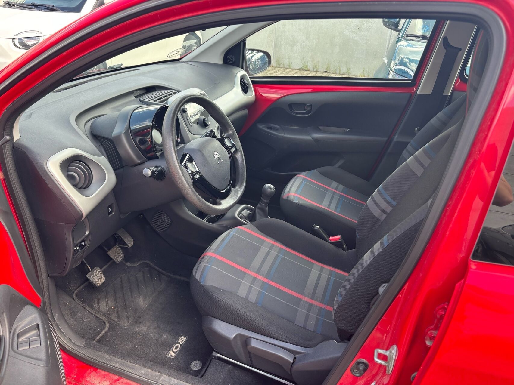 Rød Peugeot 108 fra 2014