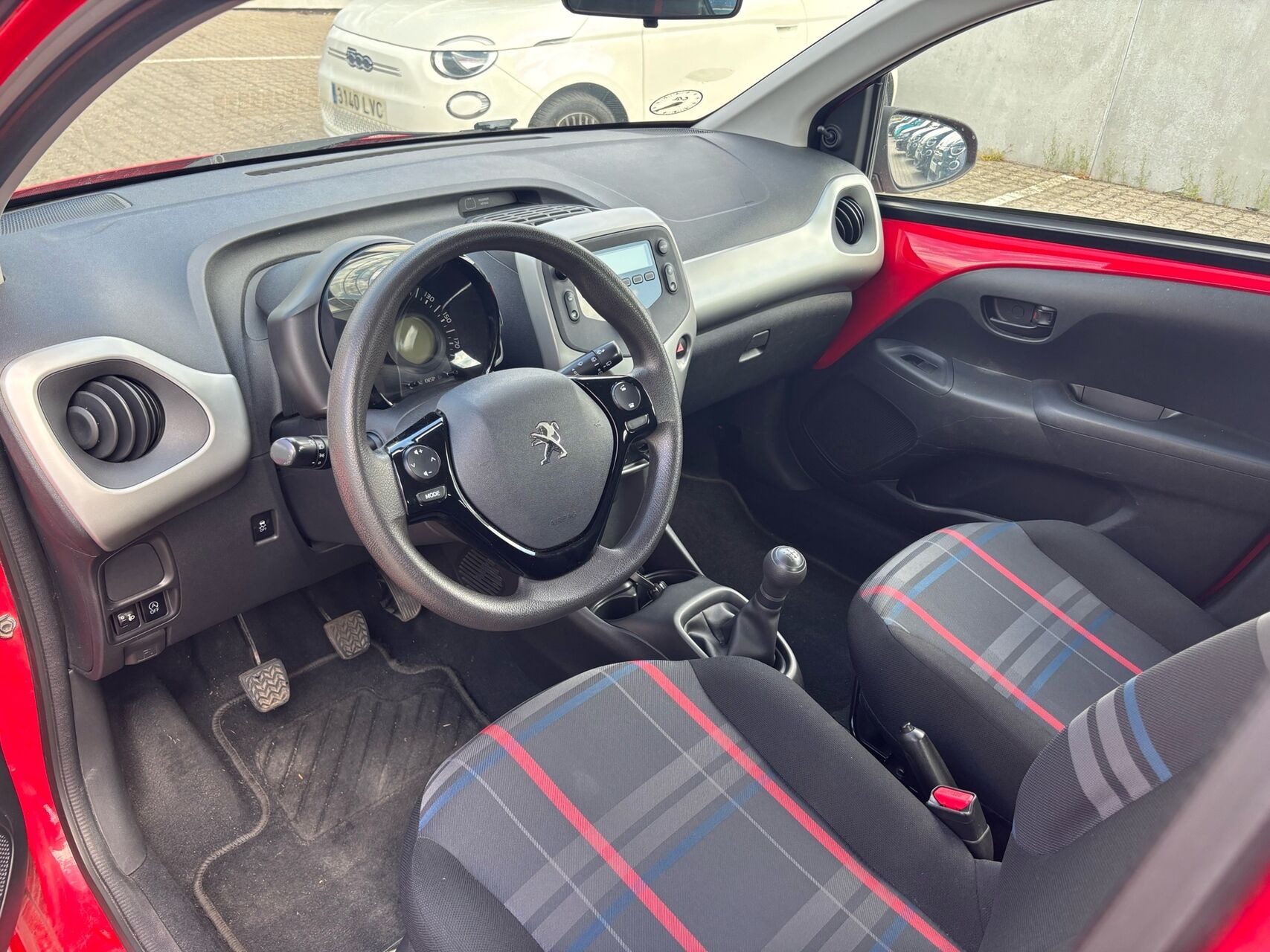 Rød Peugeot 108 fra 2014