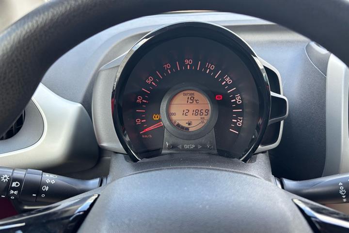 Rød Peugeot 108 fra 2014