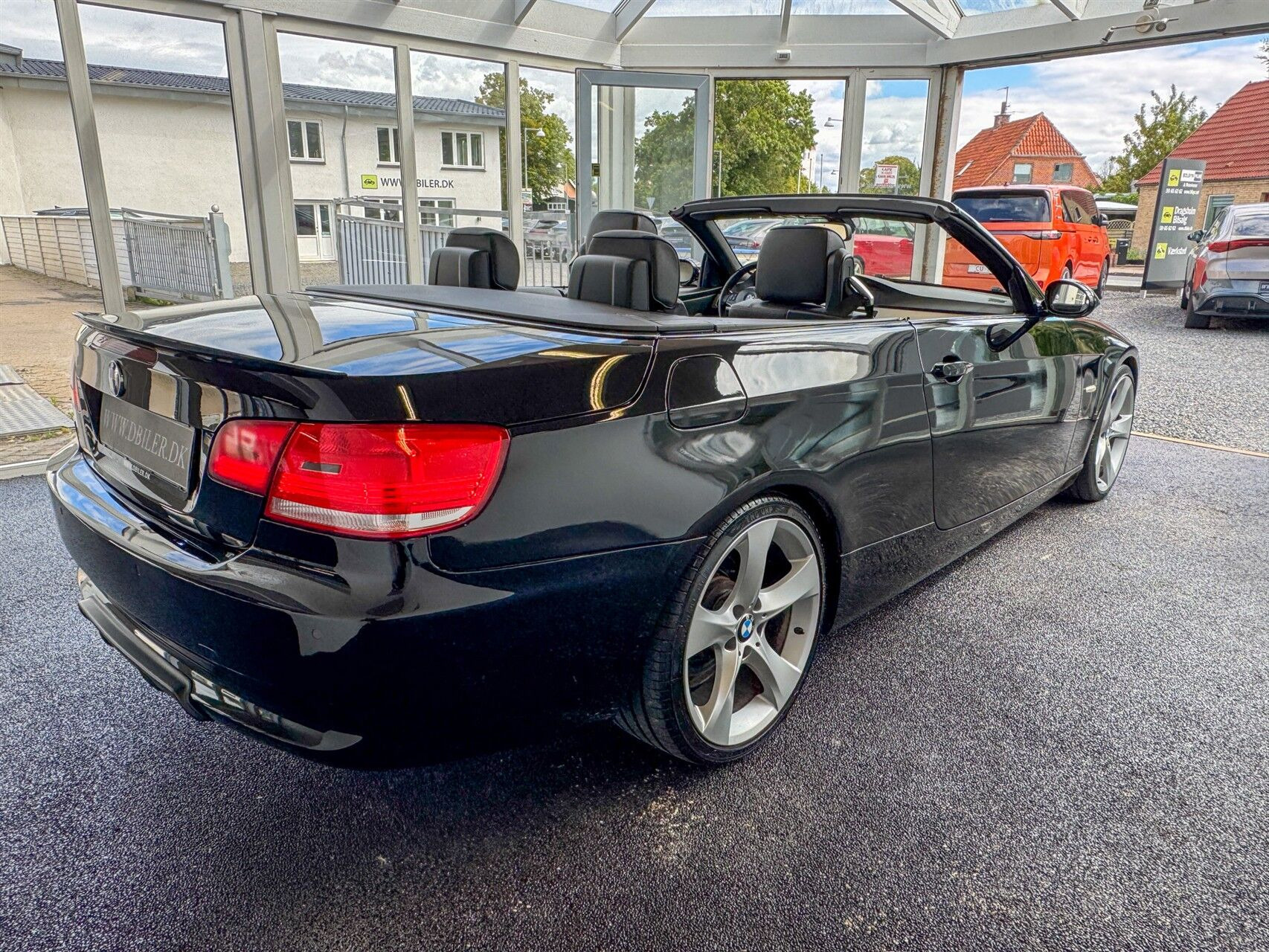Sort BMW 325i fra 2007