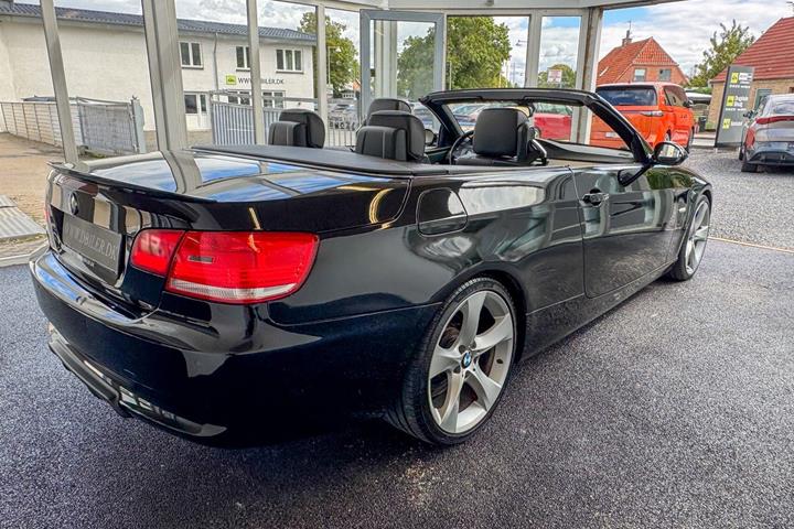 Sort BMW 325i fra 2007