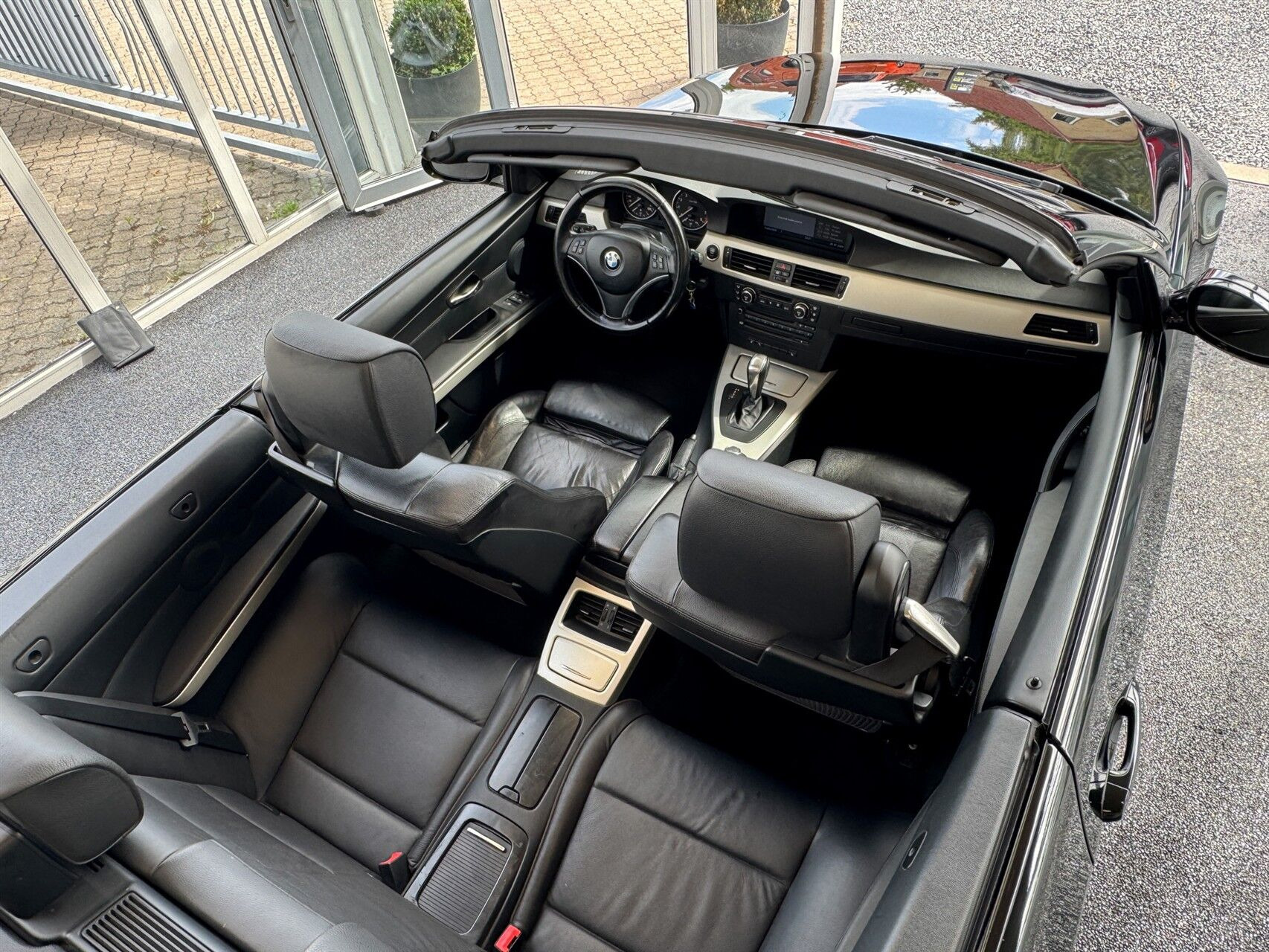 Sort BMW 325i fra 2007