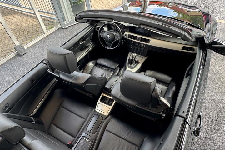 Sort BMW 325i fra 2007