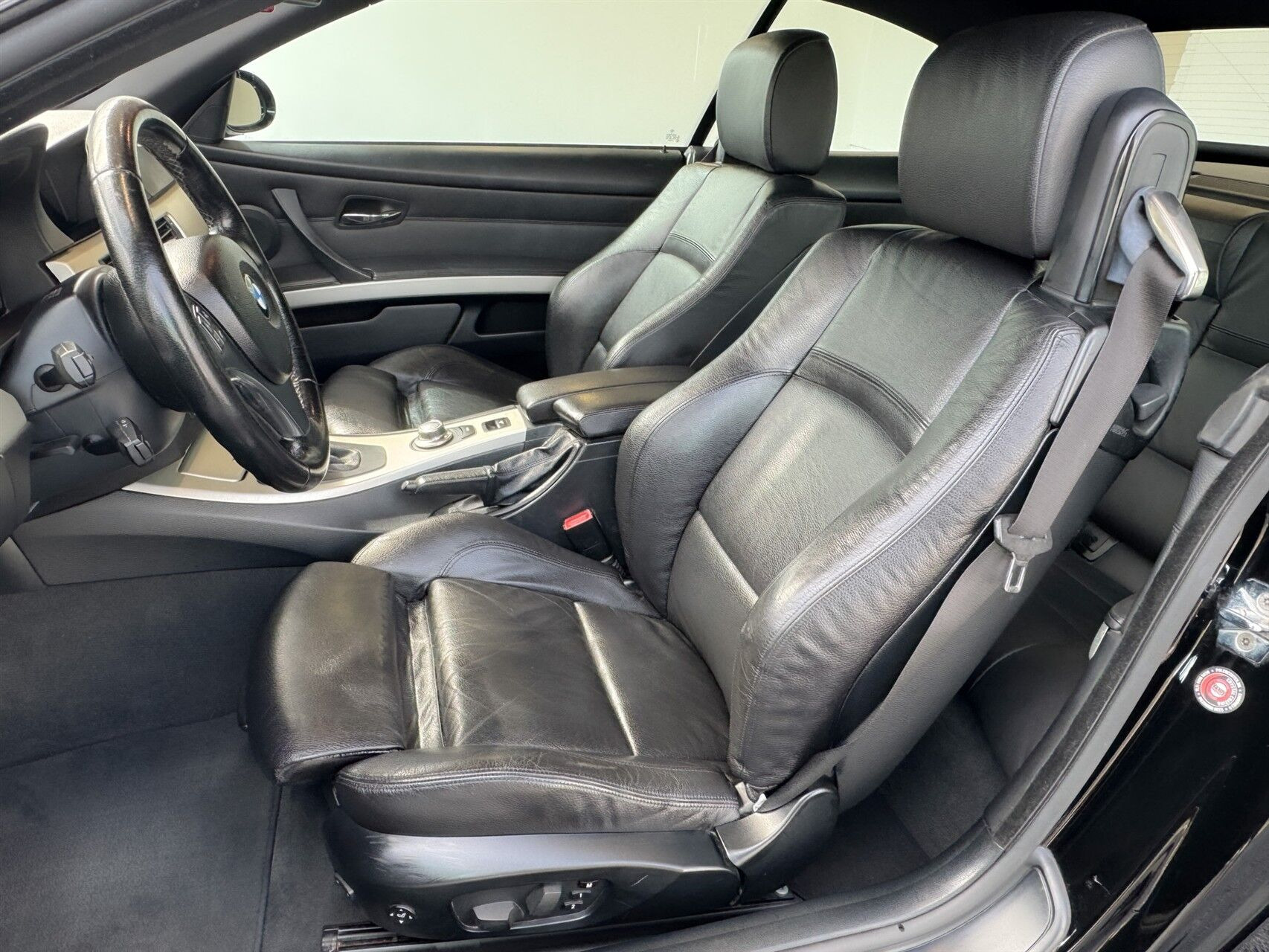 Sort BMW 325i fra 2007
