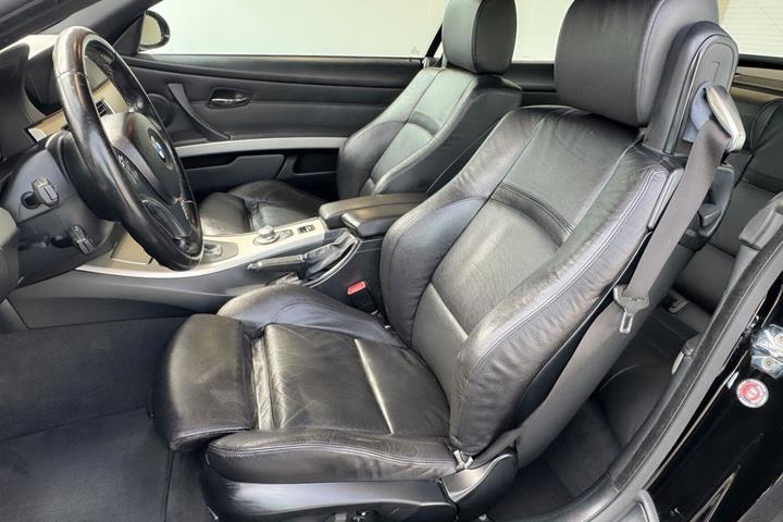 Sort BMW 325i fra 2007