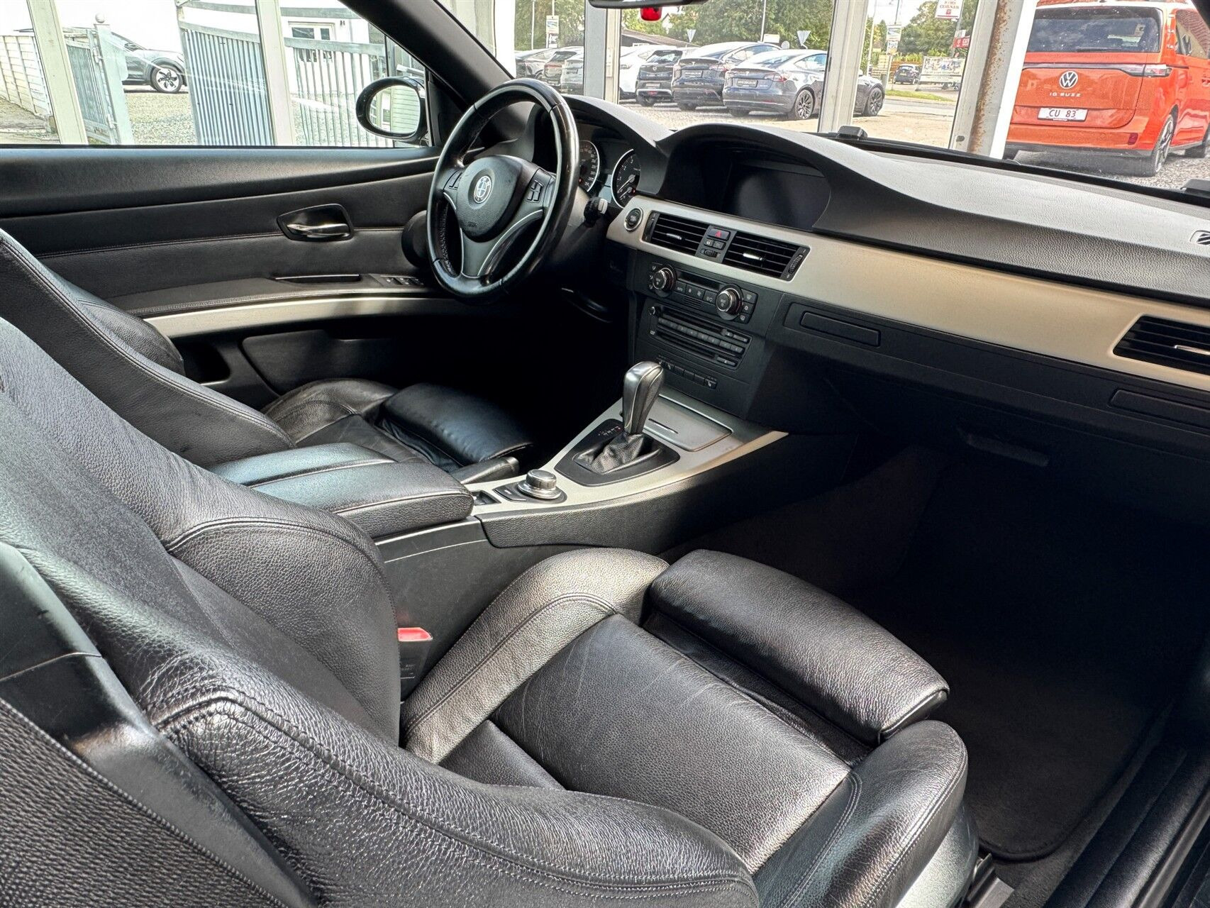 Sort BMW 325i fra 2007