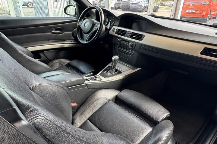 Sort BMW 325i fra 2007