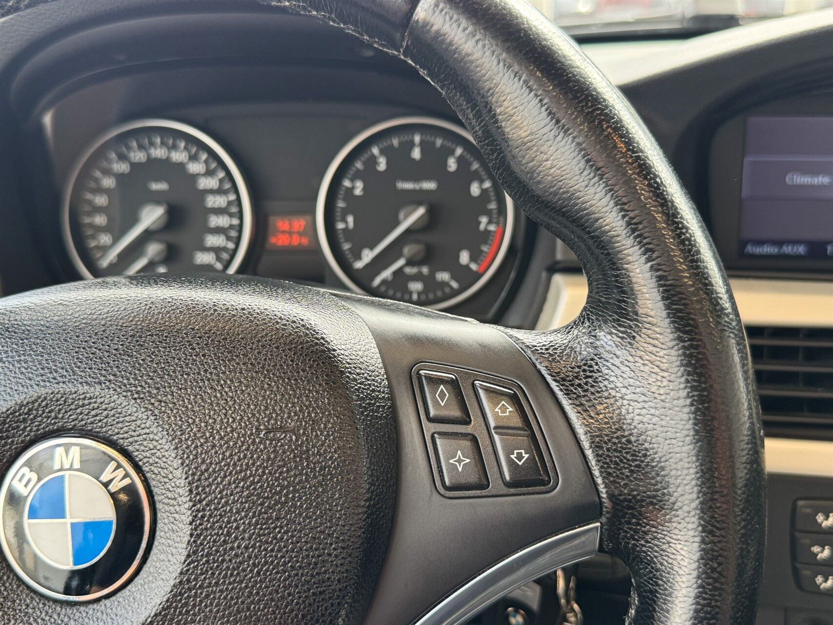 Sort BMW 325i fra 2007