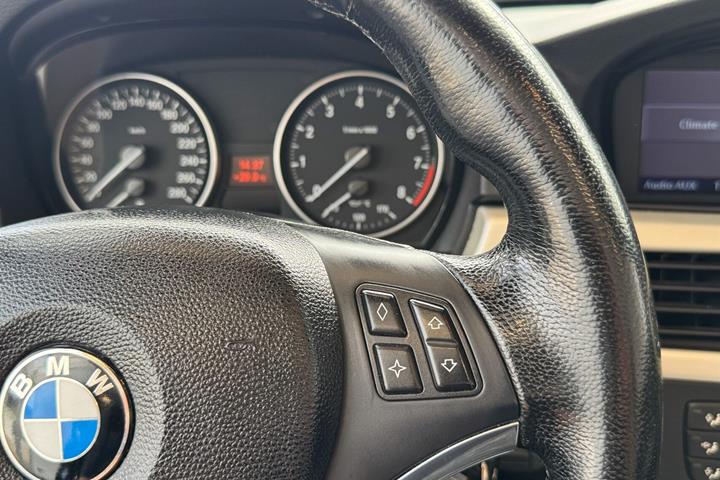 Sort BMW 325i fra 2007