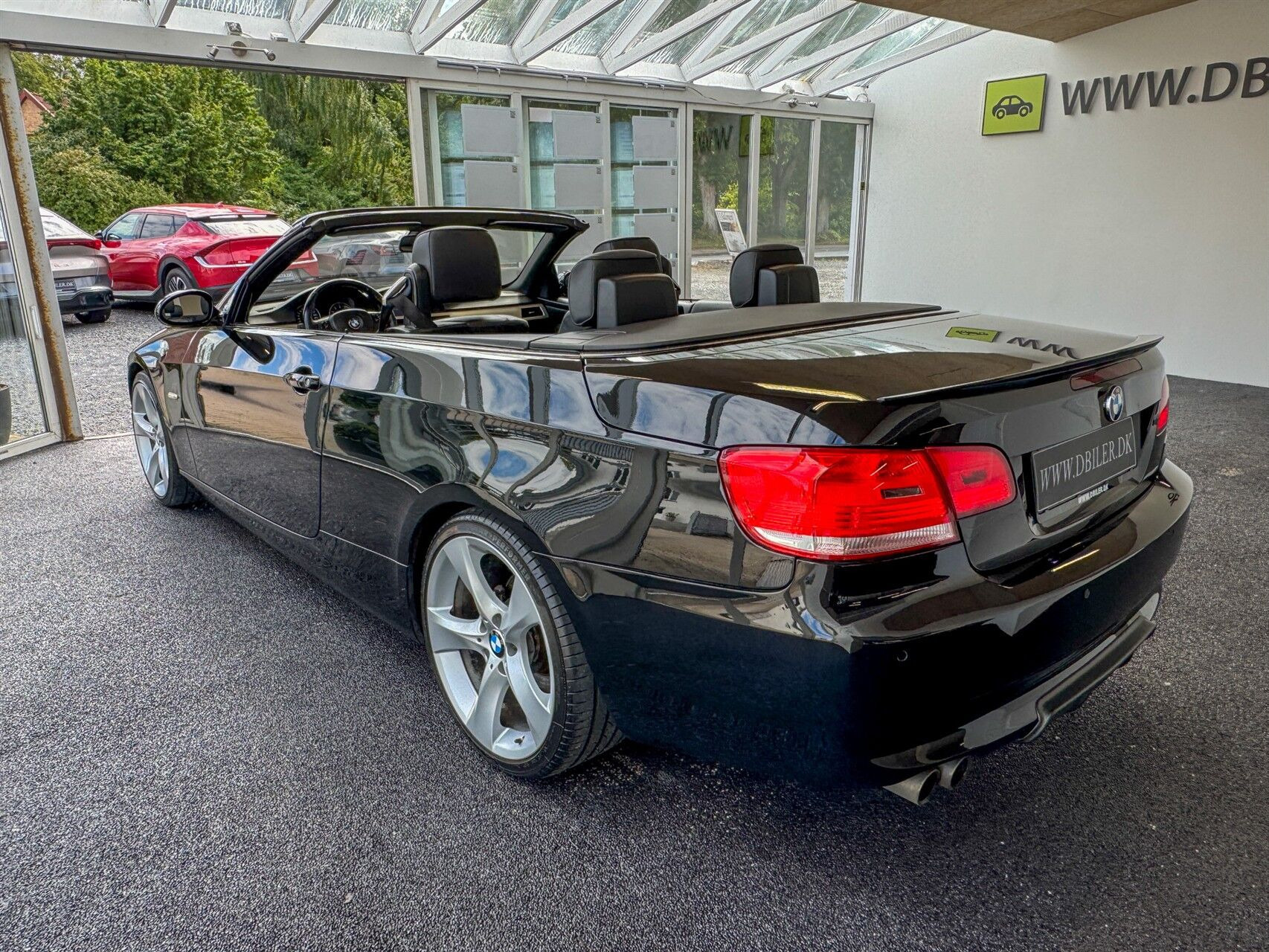 Sort BMW 325i fra 2007