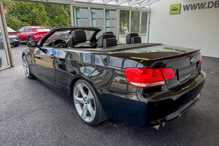 Sort BMW 325i fra 2007
