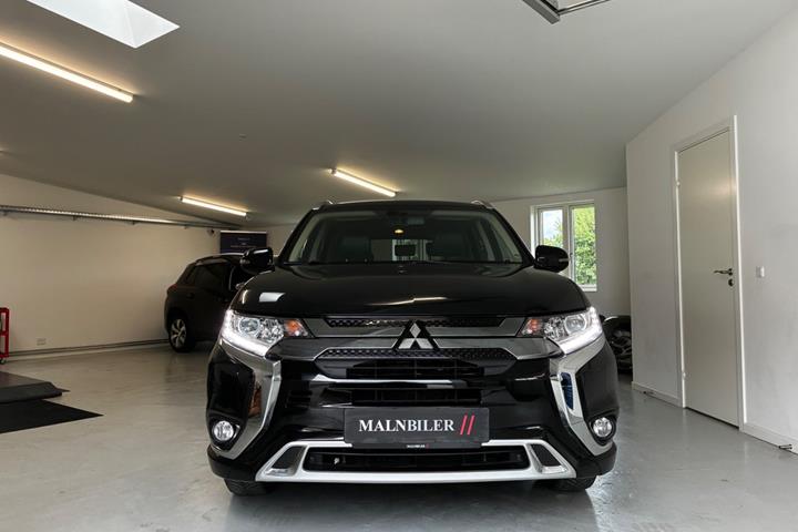 Sort Mitsubishi Outlander fra 2020