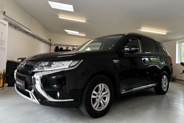 Sort Mitsubishi Outlander fra 2020