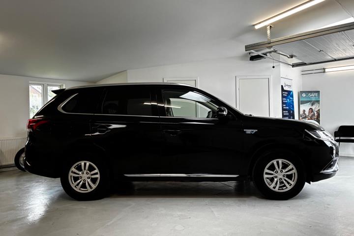 Sort Mitsubishi Outlander fra 2020