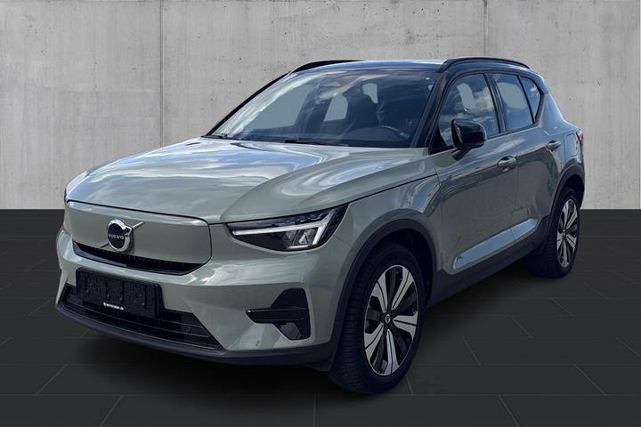 Grøn Volvo XC40 fra 2023 set udefra
