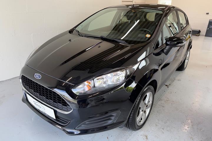 Sort Ford Fiesta fra 2016 set udefra
