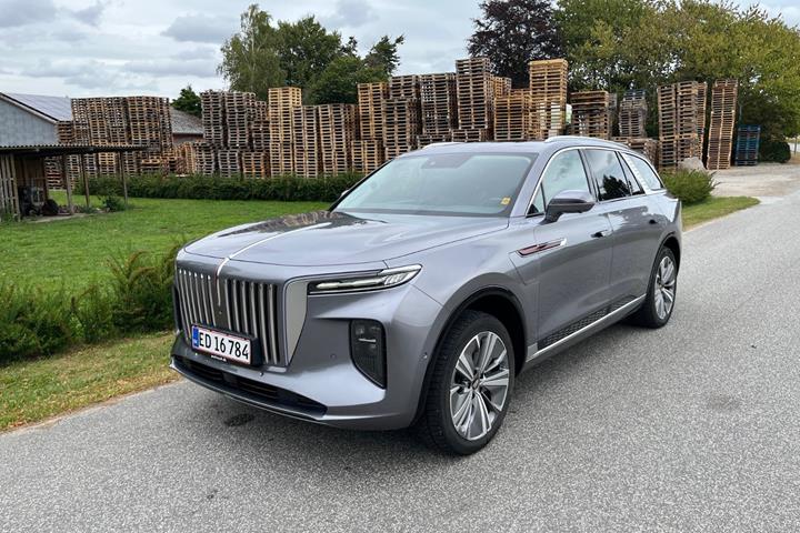Sølv Hongqi E-HS9 fra 2024