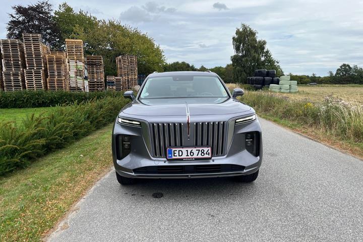 Sølv Hongqi E-HS9 fra 2024