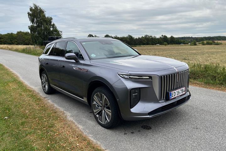 Sølv Hongqi E-HS9 fra 2024