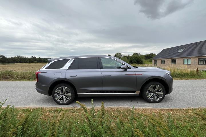 Sølv Hongqi E-HS9 fra 2024