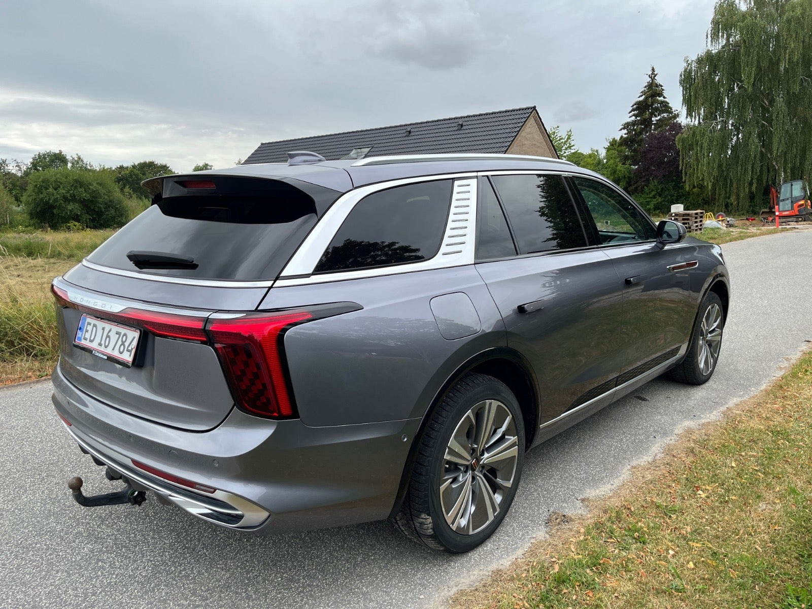 Sølv Hongqi E-HS9 fra 2024