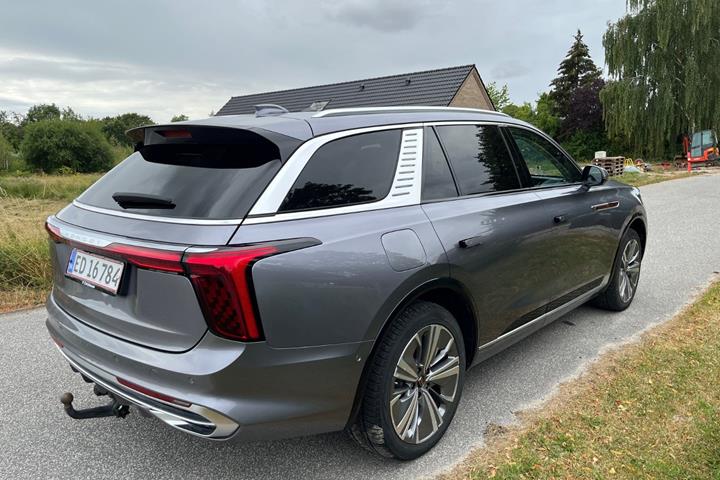 Sølv Hongqi E-HS9 fra 2024