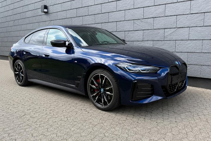 Blå BMW i4 fra 2023