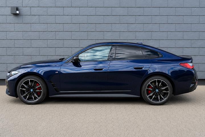 Blå BMW i4 fra 2023
