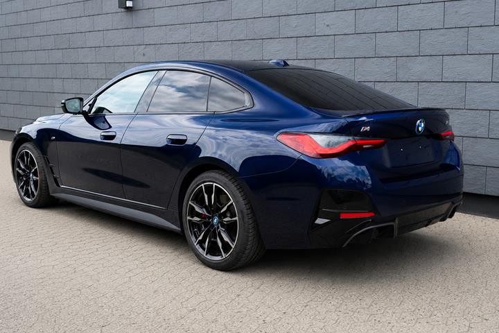 Blå BMW i4 fra 2023