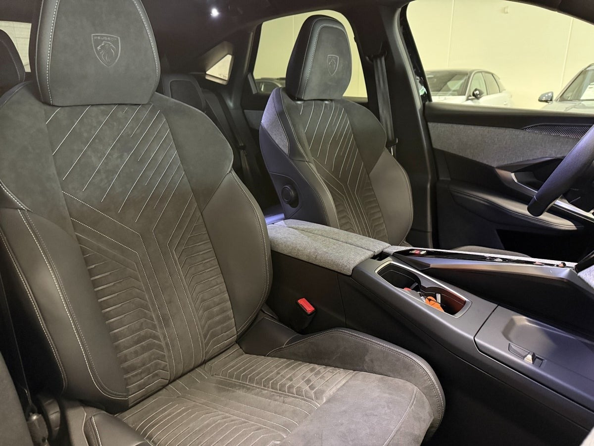 Sort Peugeot e-3008 fra 2025