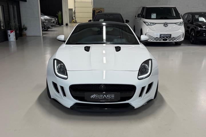 Hvid Jaguar F-Type fra 2014