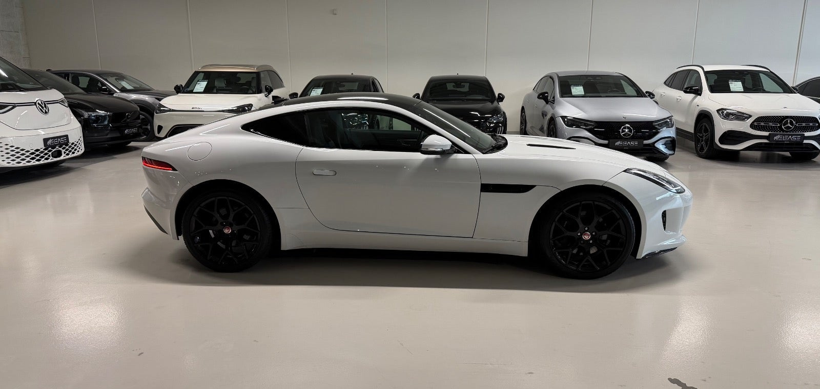 Hvid Jaguar F-Type fra 2014