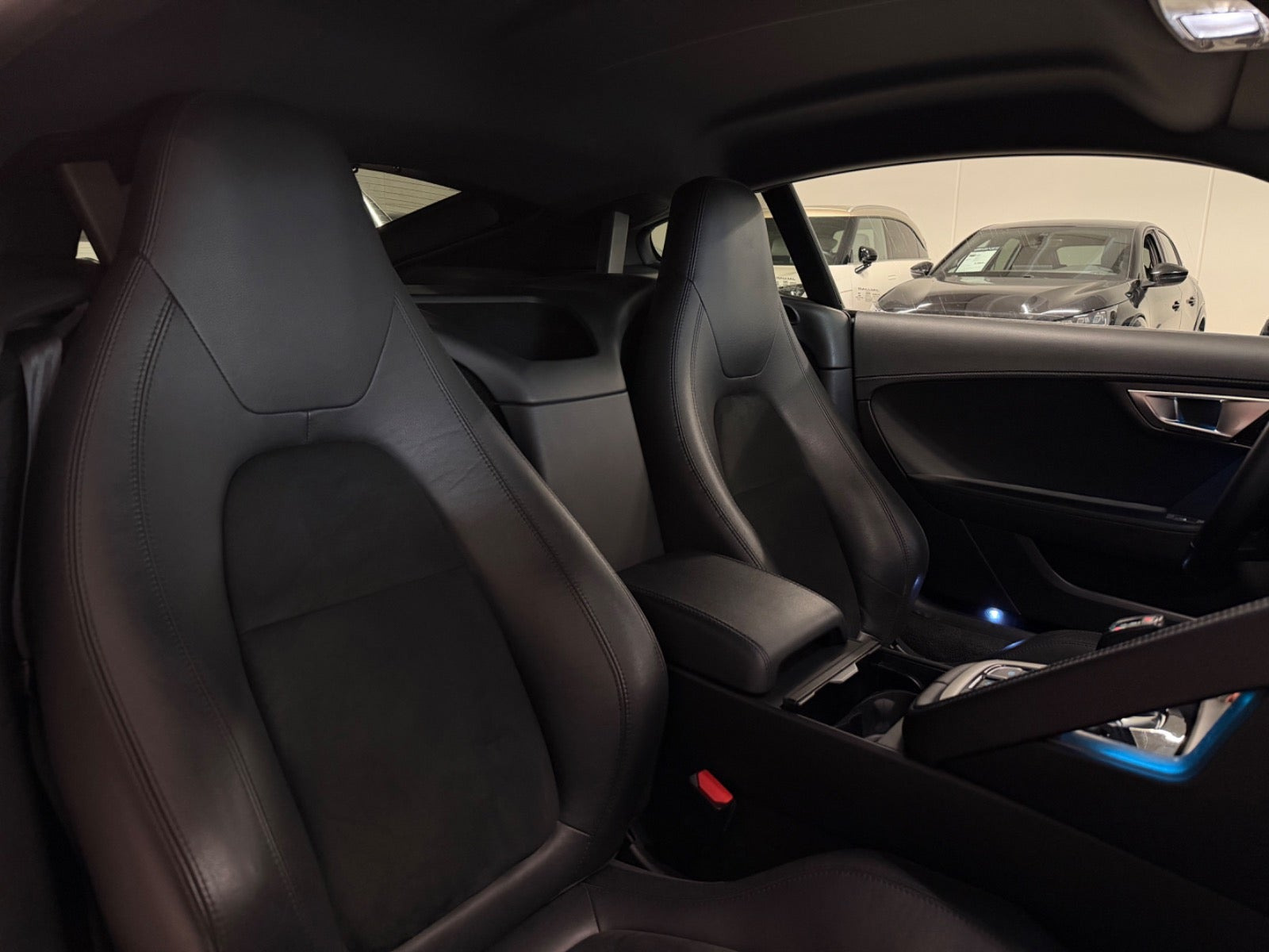 Hvid Jaguar F-Type fra 2014