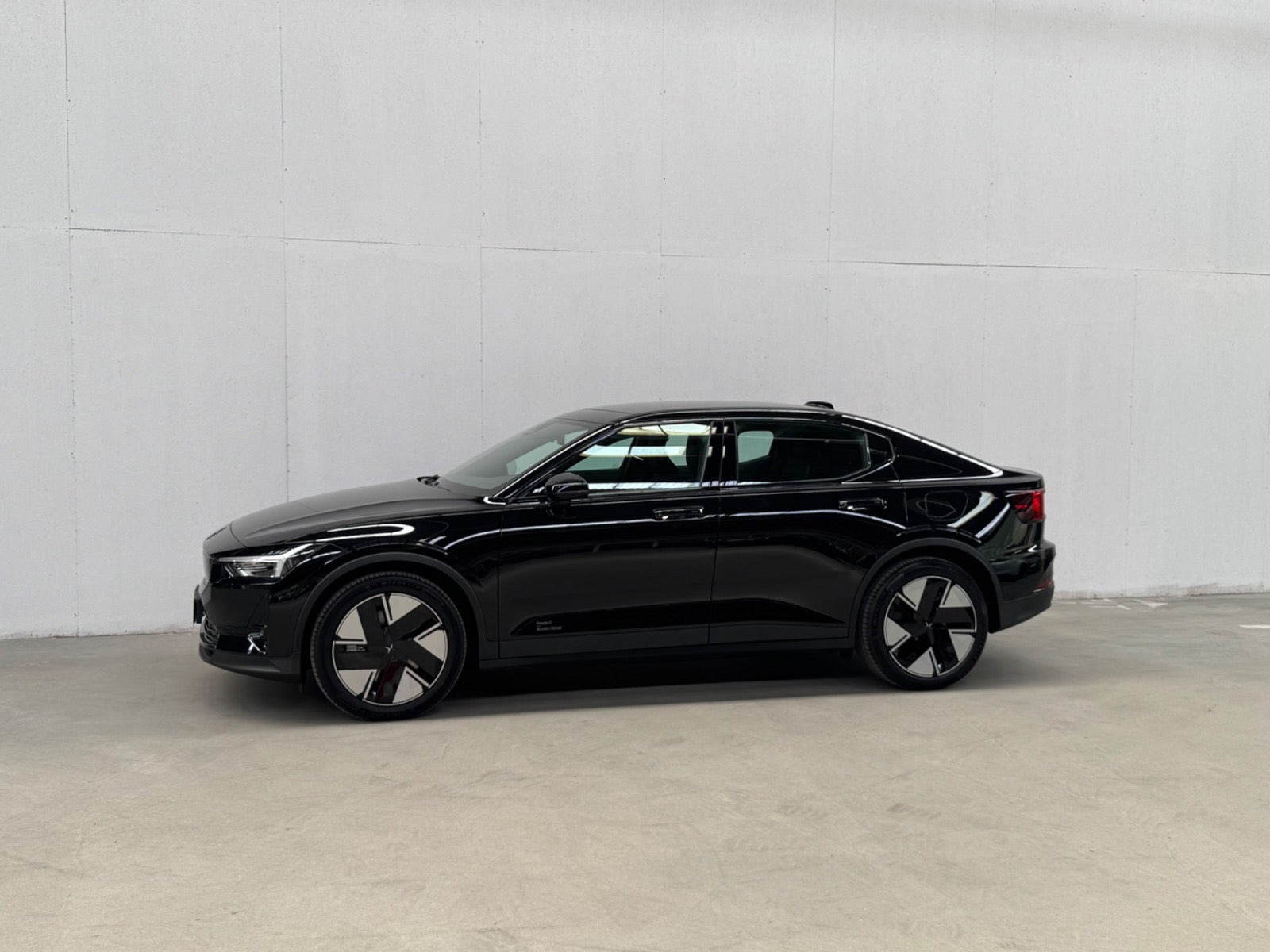 Sort Polestar 2 fra 2025
