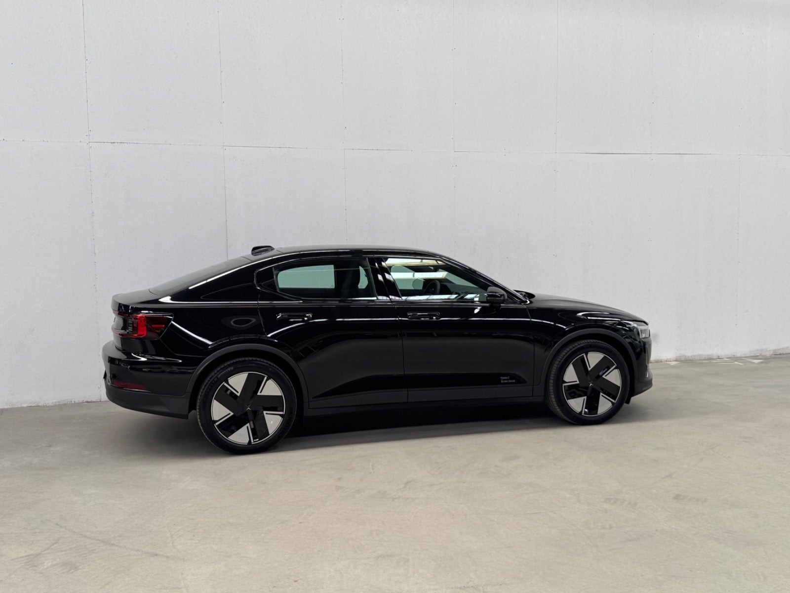 Sort Polestar 2 fra 2025